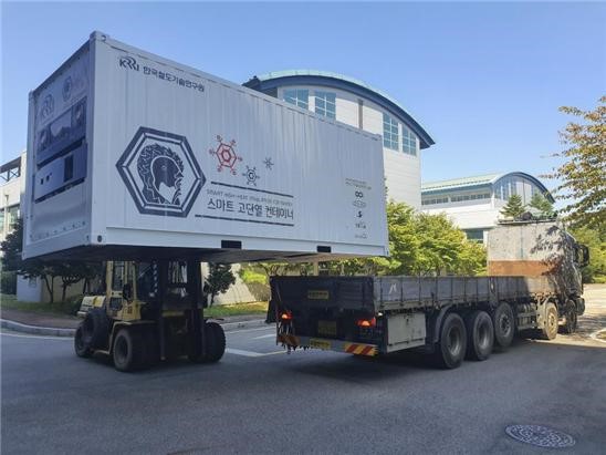 OCI 에너백이 적용된 한국철도기술연구원의 ‘배터리 하이브리드 스마트 고단열 컨테이너’의 모습. 사진=OCI 제공