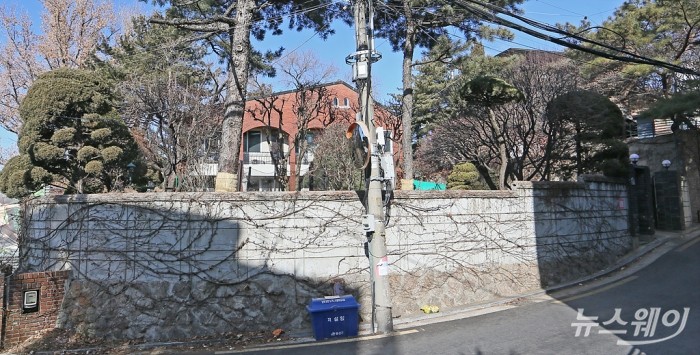 방탄소년단 (BTS) 맴버 정국이 매입한 76.3억 이태원 단독주택. 사진=이수길 기자 leo2004@newsway.co.kr 방탄소년단 (BTS) 정국이 매입한 것으로 알려진 서울 용산구 이태원의 단독주택 모습