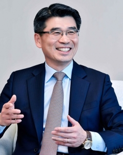 송호성 기아차 사장, 전기차 ‘티어1’ 자신감···로고·슬로건까지 바꾼다 기사의 사진