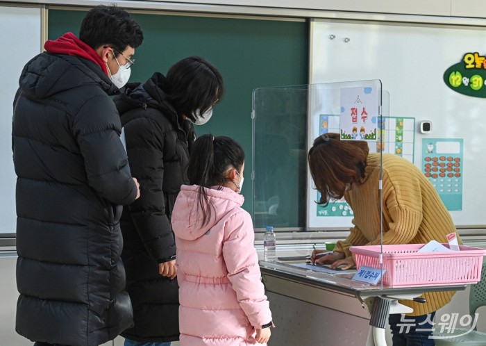 ‘코로나2년차’ 오늘부터 새학년 입학···유·초1∼2·고3 매일 등교 (사진은 서울 초등학교 신입생 예비소집). 사진=이수길 기자 leo2004@newsway.co.kr