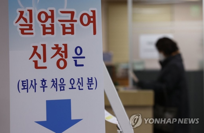 작년 실업급여 11조8천억원 지급···코로나19 여파에 ‘역대 최대’ / 사진=연합뉴스