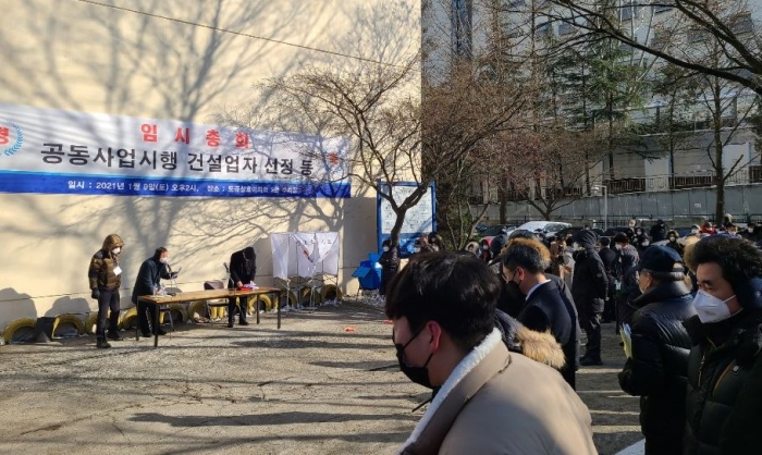 9일 오후 도곡동 소재 삼호아파트 2동 주차장에서 개최된 도곡삼호 재건축 사업 시공사 선정 임시 총회에 조합원들이 현장 투표를 위해 모여있다. 사진=이수정 기자 crystal@
