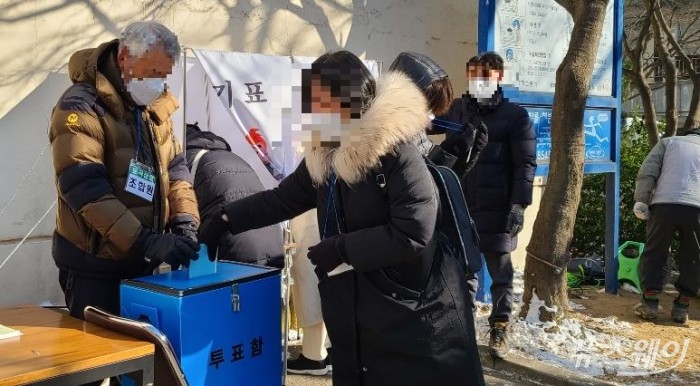 9일 오후 도곡동 소재 삼호아파트 2동 주창에서 열린 도곡삼호 재건축 시공사 선정 임시 총회에서 조합원이 시공사선정 투표함에 투표 용지를 넣고 있다. 사진=이수정 기자 crystal@