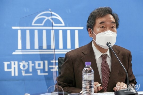 이낙연 더불어민주당 대표 ‘코로나치료제 개발현황 점검간담회’. 사진=이수길 기자 leo2004@newsway.co.kr 더불어민주당 이낙연 대표가 12일 국회 의원회관에서 열린 코로나치료제 개발현황 점검간담회에서 발언하고 있다.