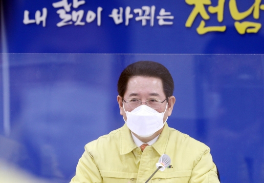 김영록 전남지사가 12일 오전 도청 서재필실에서 실국장 정책회의를 주재하고 있다.