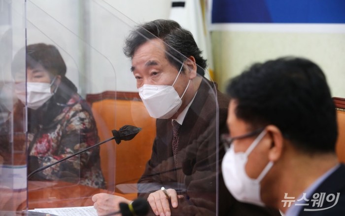 더불어민주당-소상공인연합회 간담회. 사진=이수길 기자 leo2004@newsway.co.kr 더불어민주당 이낙연 대표가 12일 국회에서 열린 더불어민주당 당대표-소상공인연합회 간담회에서 모두발언 하고 있다.