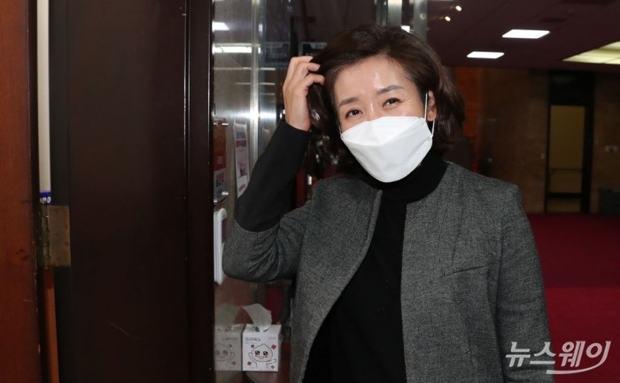 나경원 전 의원 국민의힘 김종인 비대위원장 회동. (자료사진)사진=이수길 기자 leo2004@newsway.co.kr 서울시장 출마 선언을 앞두고 있는 나경원 전 의원이 12일 국민의힘 김종인 비대위원장을 만나기 위해 국회 비대위원장실로 들어가고 있다.