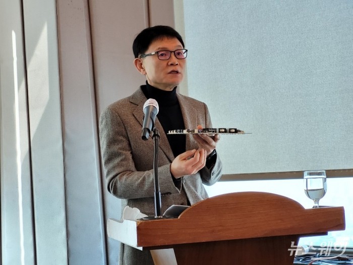 전성호 솔루엠 대표이사가 13일 서울 여의도에서 기자간담회를 열고 사업계획을 발표하고 있다. / 사진=박경보기자 pkb@newsway.co.kr