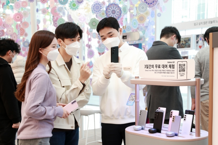 서울 강남구 삼성 디지털프라자 삼성대치점을 찾은 소비자들이 갤럭시 팬큐레이터에게 ‘갤럭시 To Go 서비스’를 안내받고 있다. 사진=삼성전자 제공