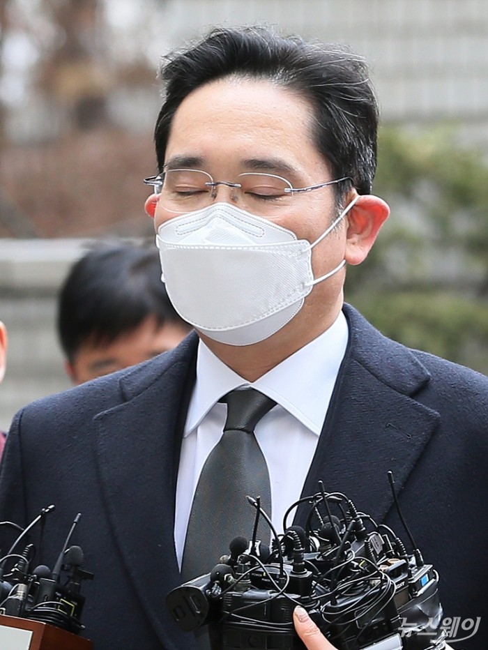 이재용 삼성전자 부회장 국정농단 파기환송심 선고 공판 출석. 사진=이수길 기자 leo2004@newsway.co.kr 이재용 삼성전자 부회장이 18일 오후 서울 서초구 서울고등법원에서 열린 파기환송심 선고 공판에 출석하고 있다.
