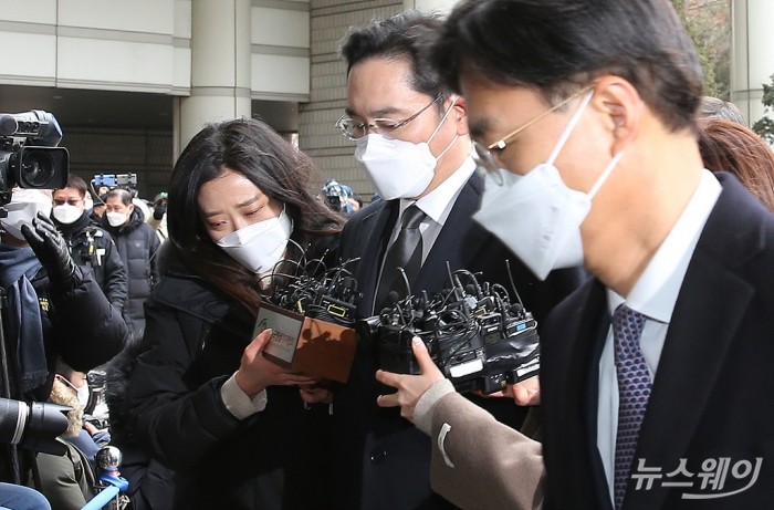 이재용 삼성전자 부회장 국정농단 파기환송심 선고 공판 출석. 사진=이수길 기자 leo2004@newsway.co.kr 이재용 삼성전자 부회장이 18일 오후 서울 서초구 서울고등법원에서 열린 파기환송심 선고 공판에 출석하고 있다.