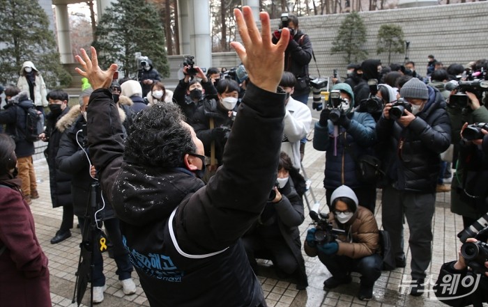 이재용 삼성전자 부회장 선고 공판 징역 2년 6월 실형-만세 부르는 삼성 SDI 부당해고 노동자. 사진=이수길 기자 leo2004@newsway.co.kr