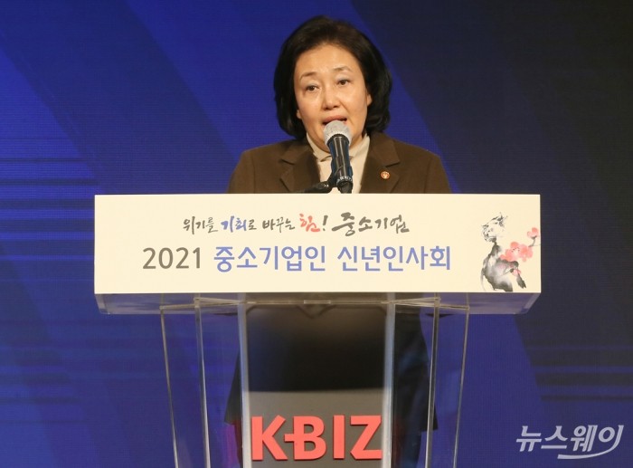중소기업인 신년 인사회. 사진=이수길 기자 leo2004@newsway.co.kr 박영선 중소벤처기업부장관이 19일 오후 서울 여의도 중소기업중앙회에서 열린 중소기업인 신년 인사회에서 신년 덕담을 하고 있다.