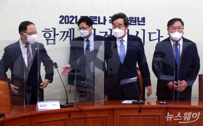 이낙연 더불어민주당 대표와 홍남기 경제부총리가 고위당정협의회에 참석한 모습. 사진=이수길 기자 leo2004@newsway.co.kr