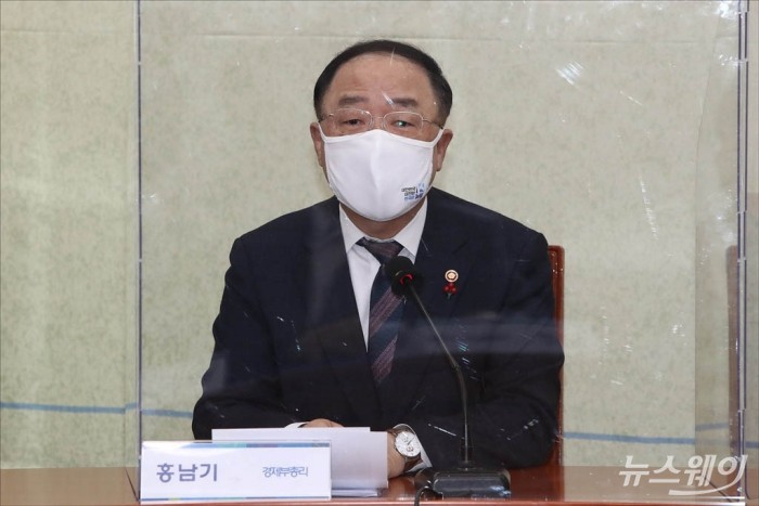 고위당정협의회. 사진=이수길 기자 leo2004@newsway.co.kr 홍남기 경제부총리 겸 기획재정부 장관이 20일 오전 서울 여의도 국회에서 열린 고위당정협의회에서 발언을 하고 있다.