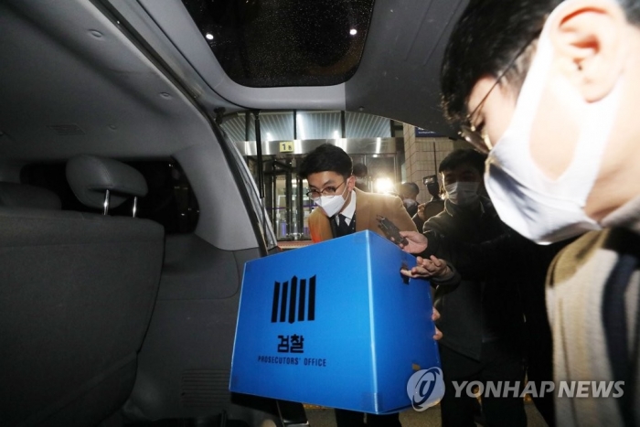 법무부 압수수색 마친 수원지검 관계자들. 사진=연합뉴스