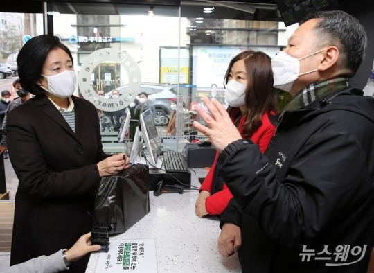 박영선 전 중소벤처기업부 장관 미래형 동네 슈퍼 시범사업 ‘스마트슈퍼 1호점-형제슈퍼’ 방문. 사진=이수길 기자 leo2004@newsway.co.kr 박영선 전 중소벤처기업부 장관이 25일 오전 서울 동작구 미래형 동네 슈퍼 시범사업 ‘스마트슈퍼 1호점-형제슈퍼’에 방문해 점주의 의견 청취를 하고 있다.