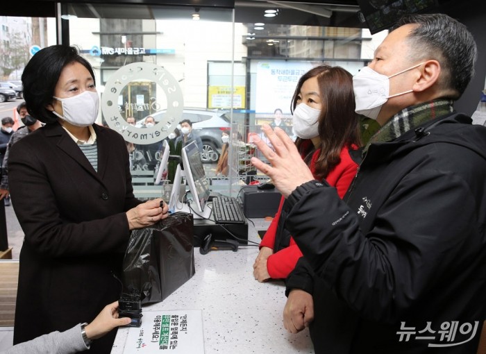 박영선 전 중소벤처기업부 장관 미래형 동네 슈퍼 시범사업 ‘스마트슈퍼 1호점-형제슈퍼’ 방문. 사진=이수길 기자 leo2004@newsway.co.kr 박영선 전 중소벤처기업부 장관이 25일 오전 서울 동작구 미래형 동네 슈퍼 시범사업 ‘스마트슈퍼 1호점-형제슈퍼’에 방문해 점주의 의견 청취를 하고 있다.