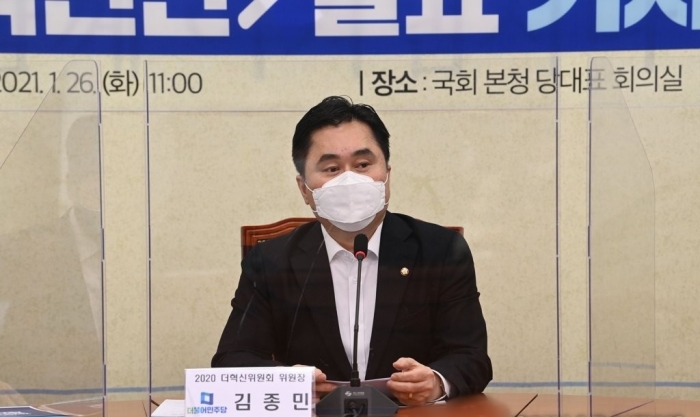 더불어민주당 2020더혁신위원회 기자간담회에서 김종민 위원장이 발언하고 있다. 사진=연합뉴스