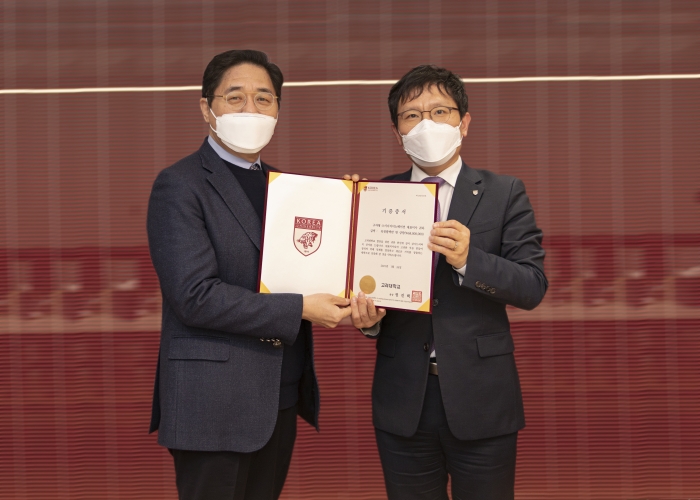 26일 고려대학교 본관 대외협력처장실에서 진행된 기증식에는 시너지이노베이션 송성종 사장과 고려대학교 대외협력처장, 생명과학대학장, 연구부학장이 참석했다./사진=시너지이노베이션