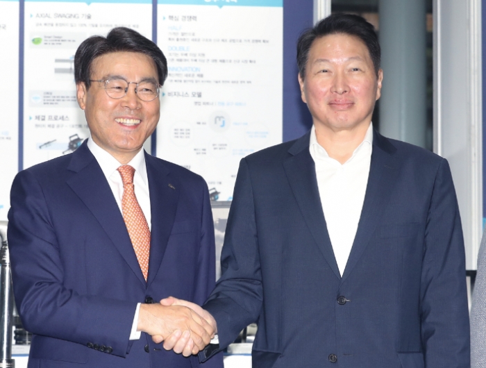최정우 포스코 회장이 2019년 12월 포스코센터를 방문한 최태원 SK 회장과 악수하고 있다. 사진=연합뉴스 제공