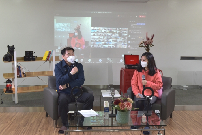 29일(금) 박래석 기아 광주공장장이 임직원들과 함께 2021년 랜선신년회를 진행하고 있는 모습.