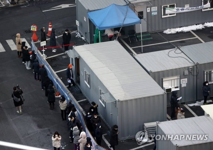 신종 코로나바이러스 감염증(코로나19) 검사를 기다리는 시민들. 사진=연합뉴스