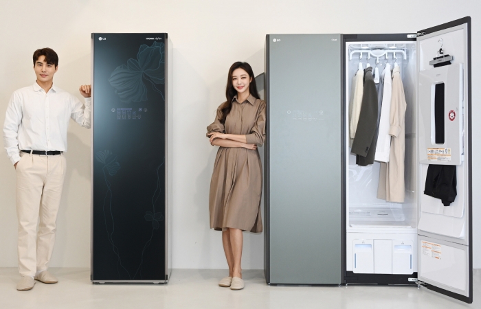 모델들이 LG 트롬 스타일러 원조모델(사진 왼쪽)과 LG 오브제컬렉션 스타일러를 소개하고 있다. 사진=LG전자 제공
