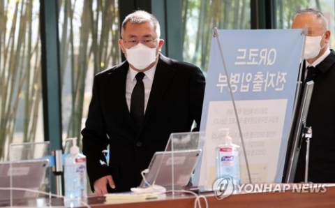 정의선 현대차그룹 회장이 31일 송파구 서울아산병원 장례식장에 마련된 고(故) 정상영 KCC 명예회장의 빈소를 찾아 조문을 위해 입장하고 있다. 사진=연합뉴스 제공