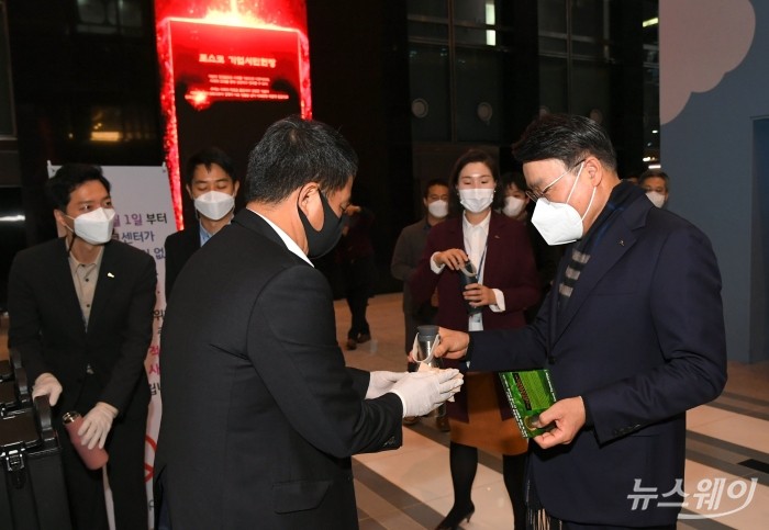 최정우 회장이 포스코센터 일회용 컵 사용 없는 시범빌딩 운영 첫날 열린 캠페인에서 텀블러에 커피를 제공받고 있다. 사진=포스코 제공