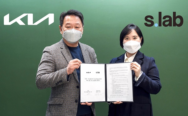 기아는 콜드체인(냉장물류) 스타트업 에스랩 아시아와 최근 ‘라스트마일 딜리버리 PBV 실증사업 업무협약(MOU)’을 체결했다고 2일 밝혔다. (사진) 왼쪽부터 기아 PBV추진실 안동수 상무, 에스랩 아시아 이수아 대표. 사진=기아 제공