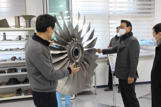 2일 김교흥 의원(오른쪽 두 번째)이 한국폴리텍대학 남인천캠퍼스를 방문해 학교 시설을 둘러보고 있다.