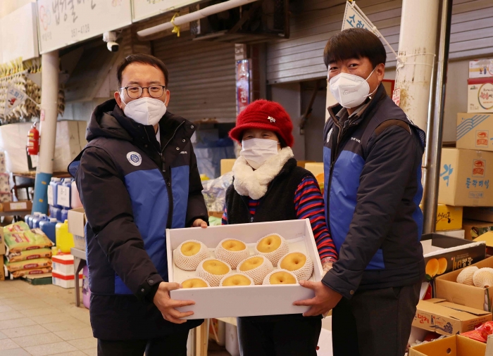 한수원 한빛본부, 노·경합동 전통시장 장보기행사 시행 기사의 사진