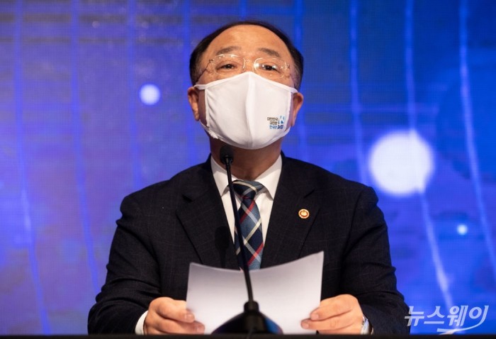 국토교통부, 공공주도3080+ 대도시권 주택공급 획기적 확대방안 발표. 사진=사진공동취재단 홍남기 경제부총리 겸 기획재정부 장관이 4일 오전 서울 종로구 정부서울청사 별관에서 공공주도3080+ 대도시권 주택공급 획기적 확대방안을 발표하고 있다.2021.02.04