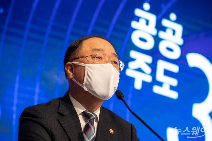 국토교통부, 공공주도3080+ 대도시권 주택공급 획기적 확대방안 발표. 사진=사진공동취재단 홍남기 경제부총리 겸 기획재정부 장관이 4일 오전 서울 종로구 정부서울청사 별관에서 공공주도3080+ 대도시권 주택공급 획기적 확대방안을 발표하고 있다.2021.02.04