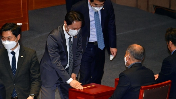 이탄희 더불어민주당 의원이 국회 본회의에서 법관 탄핵소추안에 투표하는 모습. 사진=연합뉴스