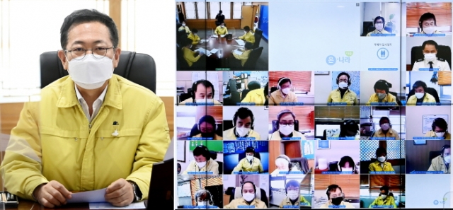 박남춘 인천광역시장이 4일 시청 접견실에서 온라인으로 진행된 2월 실국장회의에서 실국장들과 설연휴 시민안전대책 및 2월 시정운영 방안을 논의하고 있다.