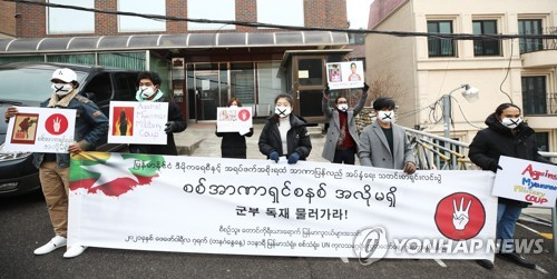 재한 미얀마 유학생들이 7일 오전 서울 용산구 주한 미얀마 대사관 앞에서 미얀마 군부정권 퇴진과 문민정부로의 정권 이양 촉구 기자회견을 하고 있다./사진=연합뉴스