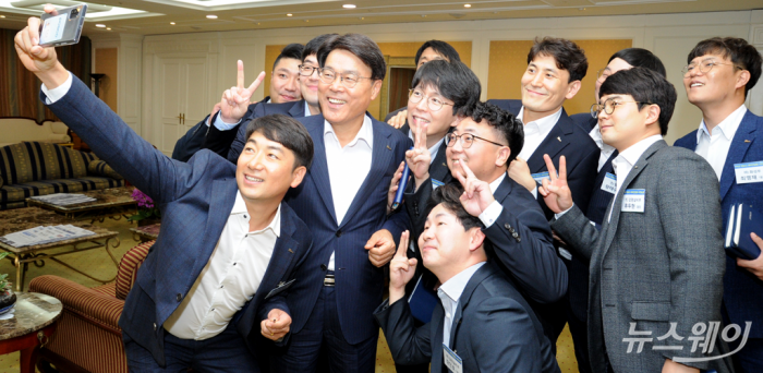 최정우 회장이 첫 현장직 영보드 위원들과 간담회를 가진 뒤 기념촬영을 하고 있다. 사진=포스코 제공