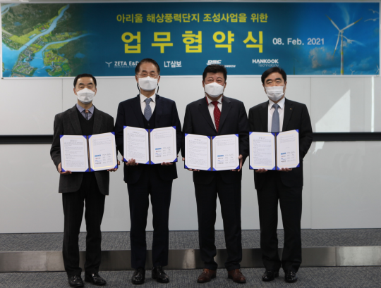 (왼쪽부터)최선돈 제타이앤디 본부장, 장태일 엘티삼보 대표, 신용구 한국테크놀로지 대표, 서복남 대우조선해양건설 대표가 기념촬영을 하고 있다. (사진=대우조선해양건설 제공)