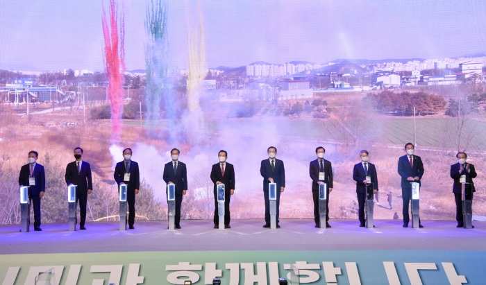 이용섭 광주광역시장이 10일 오후 서구 김대중컨벤션센터 다목적홀에서 열린 빛고을 수소연료전지발전소 투자협약 및 착수식에 참석해 정세균 국무총리, 김용집 광주시의회 의장, 장휘국 광주시교육감, 박형구 한국중부발전사장 등 내빈들과 착수식 퍼포먼스를 하고 있다./광주광역시 제공