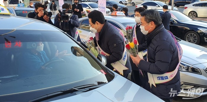 전남농협·전라남도는 화훼농가을 돕기 위해 여행객들에게 장미꽃을 나눠주며 ‘일상에 꽃 생활화’를 홍보했다.