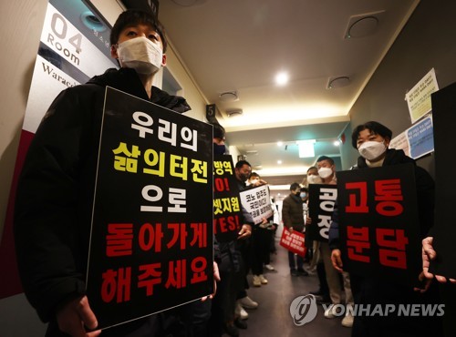 9일 자정 서울 서대문구의 한 코인노래방에서 코로나19 대응 전국자영업자 비상대책위 주최로 열린 방역기준 불복 개점 시위에서 참석자들이 정상 영업을 촉구하며 구호를 외치고 있다. 이날 시위에서 코인노래방 업주들은 방역 당국의 획일적인 영업시간 제한 폐지, 형평성 있는 방역기준 조정과 대책 마련을 촉구했다. /사진=연합뉴스