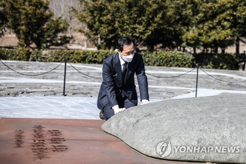 노무현 전 대통령 묘역 참배하는 우상호 예비후보. 사진=연합뉴스 제공