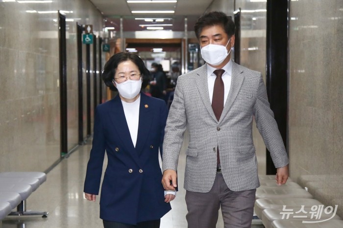 공정거래위원회-정무위원회 더불어민주당 당정협의. 사진=이수길 기자 leo2004@newsway.co.kr 조성욱 공정거래위원장(왼쪽)과 김병욱 정무위원회 더불어민주당 간사가 16일 국회에서 열린 당정협의에 참석하고 있다. 2021.02.16