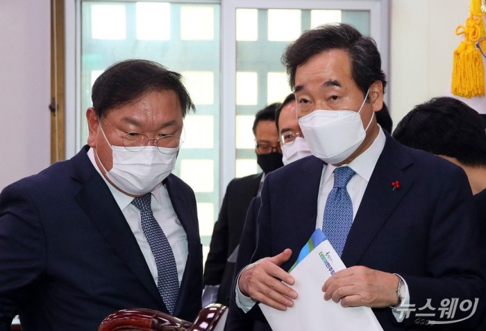 대화하는 이낙연 더불어민주당 대표, 김태년 더불어민주당 원내대표. 사진=이수길 기자 leo2004@newsway.co.kr