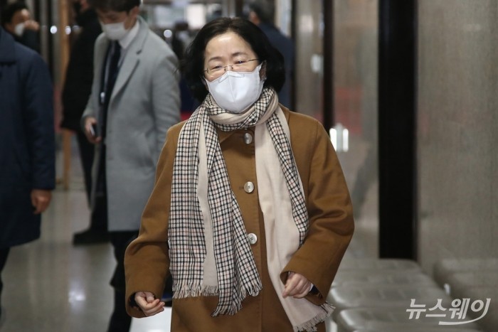 공정거래위원회-정무위원회 더불어민주당 당정협의. 사진=이수길 기자 leo2004@newsway.co.kr 조성욱 공정거래위원장이 16일 국회에서 열린 더불어민주당 정무위 소속 의원들과의 당정협의에 참석하고 있다. 2021.02.16