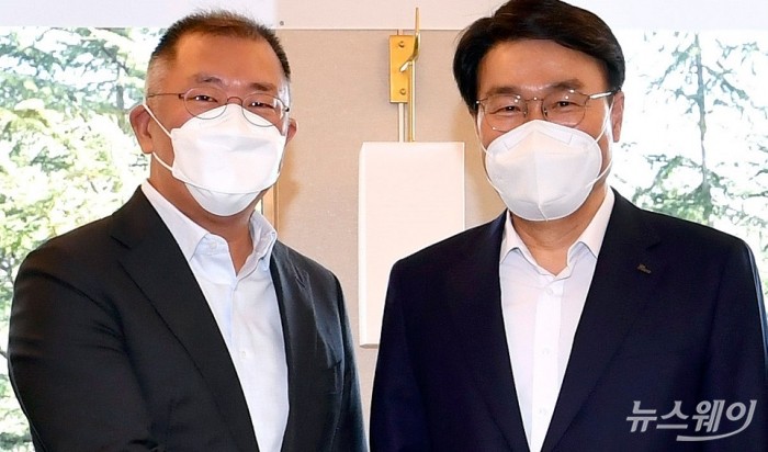 정의선 현대차그룹 회장과 최정우 포스코그룹 회장이 16일 포항 포스코에서 수소 사업 협력에 관한 업무협약을 체결하고 기념 촬영을 하고 있다. 사진=포스코 제공