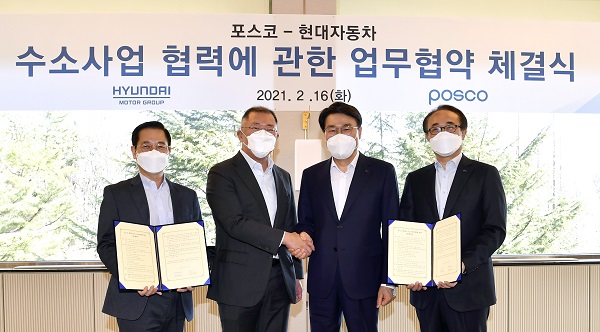 정의선 현대차그룹 회장(사진 왼쪽 두번째), 최정우 포스코그룹 회장(사진 오른쪽 두번째), 김세훈 현대차 부사장(사진 왼쪽 첫번째), 유병옥 포스코 산업가스수소사업부장(사진 오른쪽 첫번째)이 기념촬영을 하고 있는 모습. 사진=현대차그룹 제공
