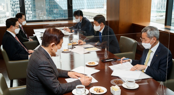 은성수 금융위원장이 16일 오후 서울 명동 은행회관 내 뱅커스클럽에서 5대 금융지주 회장단과 만나 간담회를 했다. 사진 왼쪽부터 시계 방향으로 김정태 하나금융지주 회장, 손태승 우리금융지주 회장, 조용병 신한금융지주 회장, 손병환 농협금융지주 회장, 은성수 금융위원장, 윤종규 KB금융지주 회장. 사진=금융위원회 제공